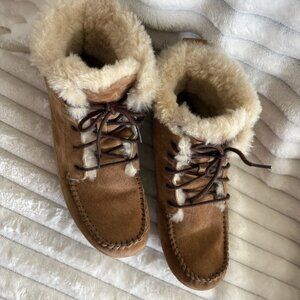 UGG Chickaree Suede Shearling lace up Moccasin Boots Chestnut Women’s Size 8
